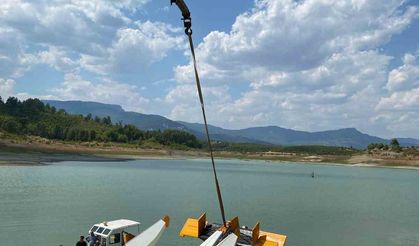 Kırıma uğrayan eğitim uçağı vinç yardımıyla çıkarıldı