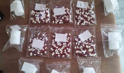 Cips paketinden uy*şturucu çıktı, silahlar ele geçirildi