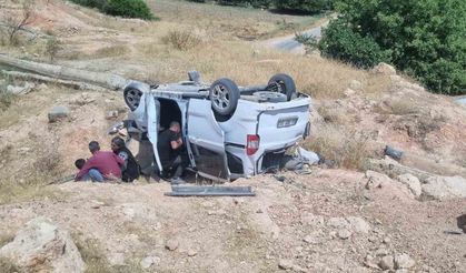 Hafif ticari araç şarampole yuvarlandı: 2’si ağır 5 yaralı