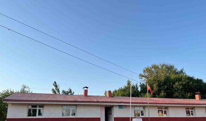 Hayırsever iş insanı köy okulunu boyattı