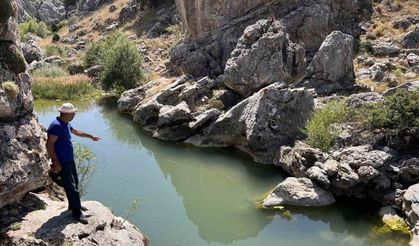 Kayaların arasında oluştu, manzarasıyla büyülüyor