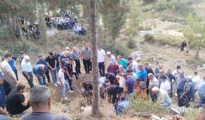 Kazada ölen 2 çocuk annesi gözyaşlarıyla toprağa verildi