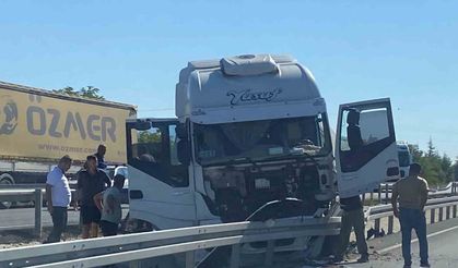 Kontrolden çıkan tır refüje çarparak durabildi