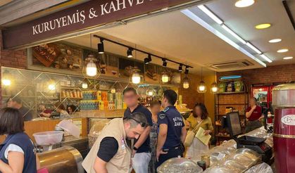 Kuru yemişçide kilolarca böceklenmiş ürün imha edildi