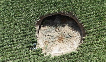 Mısır tarlasında 15 metre genişliğinde obruk oluştu