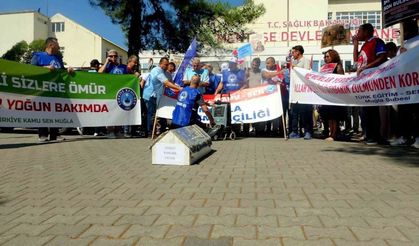Memurlar iş bırakıp tabutlu eylem yaptı