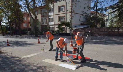 Okul önlerindeki çizgi ve yaya geçişleri boyandı