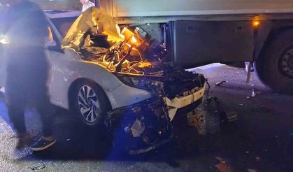 Otomobil, park halindeki tırın altına girdi: 3 ağır yaralı