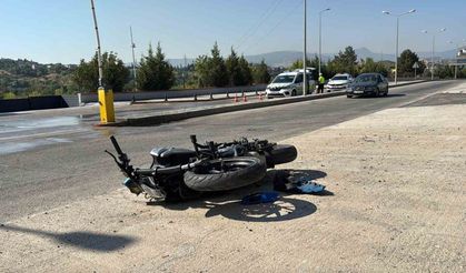 Otomobille çarpışan motosikletteki 2 kişi ağır yaralandı