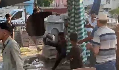 Pazar yerinde 3 kişi, bir genci tekme tokat dövdü