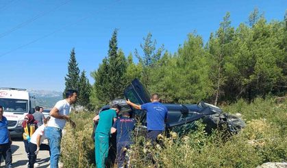 Takla atan araçtan bir kişi yaralı kurtarıldı