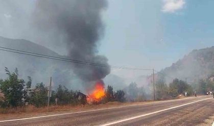 Tarlada çıkan yangın samanlığı küle çevirdi