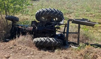 Tarlasına giderken devrilen traktörünün altında hayatını kaybetti