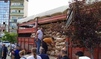 Yetiştirdiği 20 ton patatesi vatandaşa dağıttı