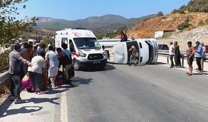 Tursitleri taşıyan midibüs devrildi: 7 yaralı