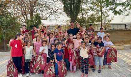 Polis memuru Mustafa Şahin, köyde okuyan çocukları unutmadı