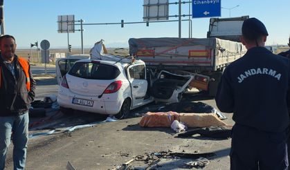 Otomobil ışıkta bekleyen tıra arkadan çarptı: 1 ölü