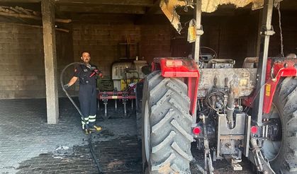 Depoda bulunan traktör alev alarak yandı