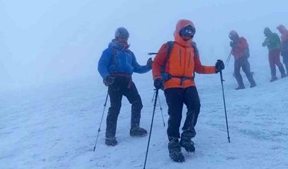 Ağrı Dağı’nda kar ve fırtına, dağcılara zorlu anlar yaşattı
