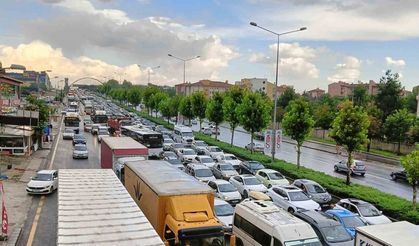 Aniden etkili olan yağış yolu kapattı