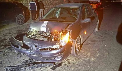 Beton mikseriyle çarpışan otomobilin sürücüsü yaralandı