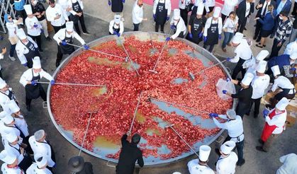 Bin 930 kiloluk dev sucuklu yumurta yaparak dünya rekoru kırdılar