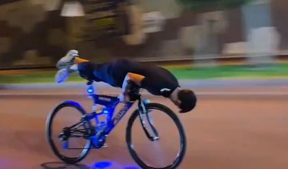 Bisiklet süren gençler canlarını hiçe saydı