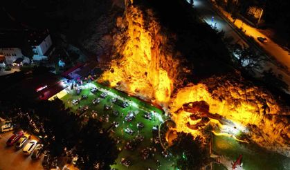 Depremle açığa çıkan termal su doğal traverten oluşturdu