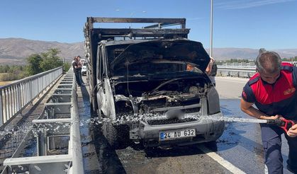 Seyir halindeki kamyon alev alev yandı
