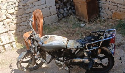 Evin bahçesinde park halinde olan motosiklet kundaklandı