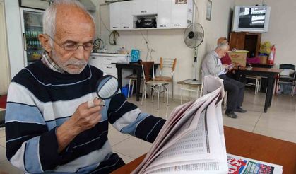 18 yıldır gazeteleri büyüteçle okuyor