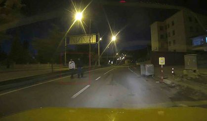 Gençlerin otoyolda yaya yürüyüşü tehlike oluşturdu