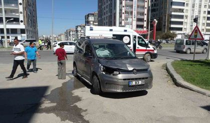 Hafif ticari aracın çarptığı anne ve 2 çocuğu ağır yaralandı