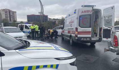 Islak zeminde kayan motosikletten düşen sürücü yaralandı