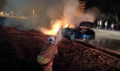 Kaza yapan otomobil alevlere teslim oldu