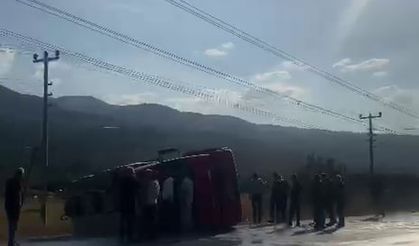 Kontrolden çıkan süt tankeri yan yattı: 3 yaralı