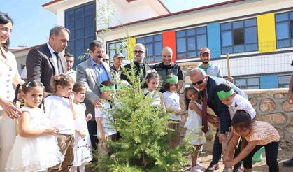Minik öğrenciler, fidan dikerek okula başladı
