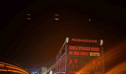 Motosiklet seyir halindeki tıra çarptı: 2 yaralı