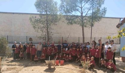 Okul bahçesinde öğrenciler fidan diktiler