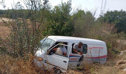 Panelvan araç şarampole uçtu: 2 yaralı