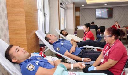 Polisler kan bağışına dikkat çekti