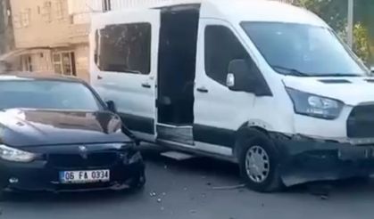 Minibüs ile otomobil çarpıştı, maddi hasarla atlatıldı