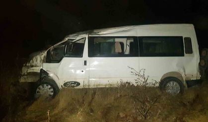 Kontrolden çıkan midibüs tarlaya uçtu: 1 yaralı