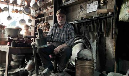 Yaşına aldırış etmeyen usta, unutulmaya yüz tutan mesleğini aşkla yapıyor