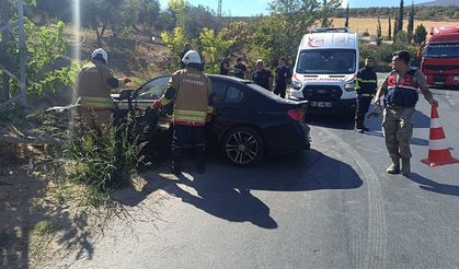 Yol kenarına devrilen otomobilin sürücüsü yaralandı