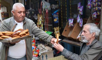 20 yıl simit sattı, 49 yaşında atanınca annesi inanmadı