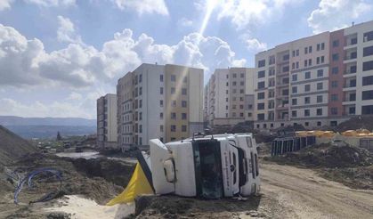 Kum yüklü kamyon devrildi