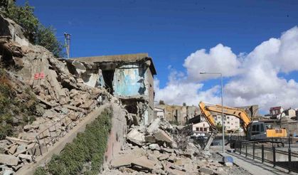 Metruk binalar yıkılıyor