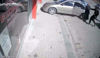 El freni çekilmeyen araç eczaneye girdi