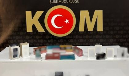 İş yerine yapılan baskında çok sayıda kaçak ürün ele geçirildi